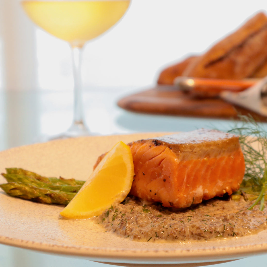 サーモンのレアステーキ~濃厚キノコのクリームソース~